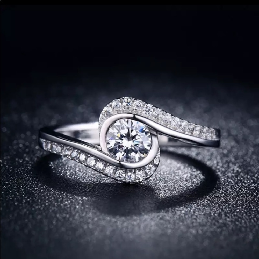925 STERLING SILVER UNIQUE CUBIC ZIRCON RING - Picture 2 of 4